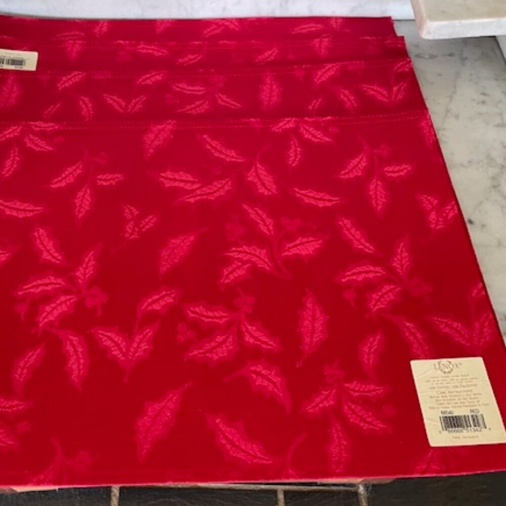 LENOX Holly Jacquard Damask Red Placemats (4) - Picture 3 of 11